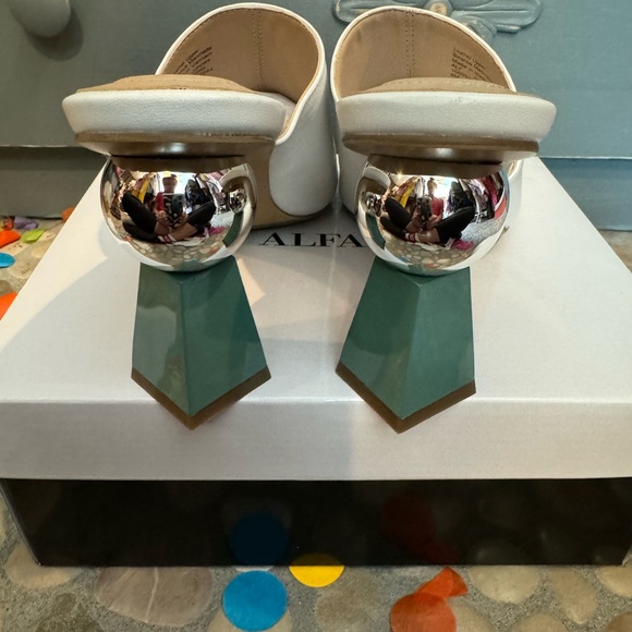 ALFANI โ Junneelโ in white with FUN& UNIQUE heels- zoom in for all the details! - Picture 5 of 15